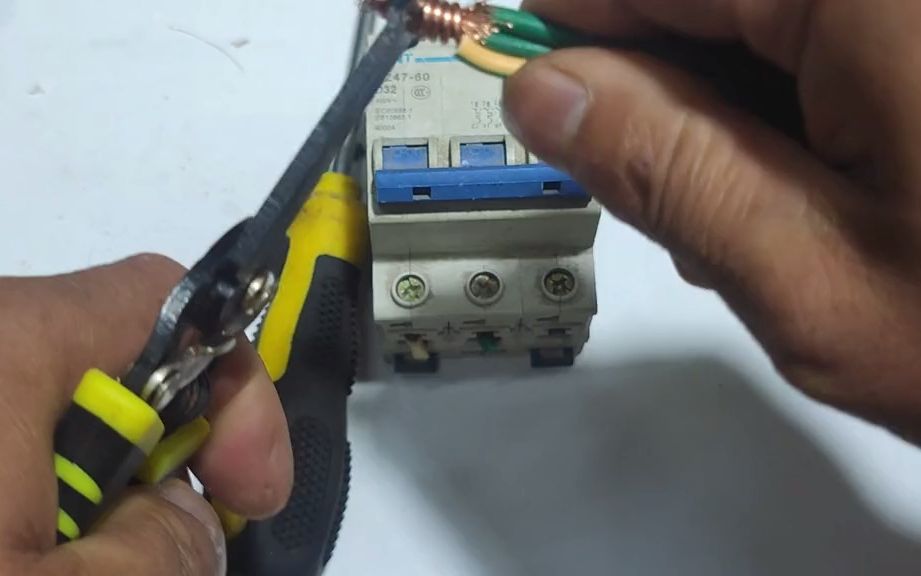 老電工揭秘 開(kāi)關(guān)接線常見(jiàn)誤區(qū)，兩根軟線與一根硬線如何正確連接